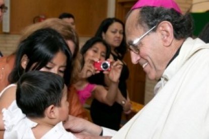 El obispo de Getafe, López de Andújar, cada año bautiza niños salvados del aborto por rescatadores y apoyados por la asociación Más Futuro