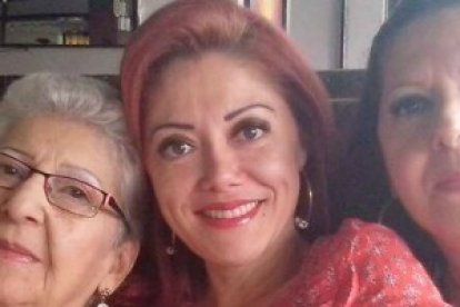 Claudia Marcela Jaramillo, en el medio de la imagen, supo defender el derecho a la vida con ayuda de su familia