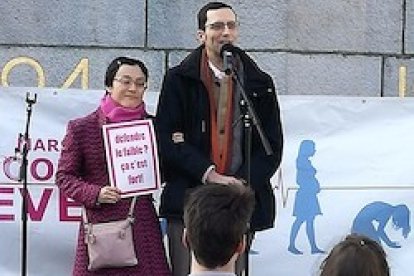 Stéphane Mercier se dirige a los manifestantes de la Marcha por la Vida de este domingo en Bruselas.