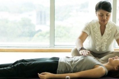 Tumbarse y descansar un rato relaja a todos... pero no hay ninguna energía curadora que fluya en el reiki