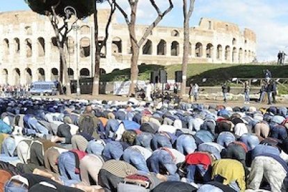 Oración mahometana junto al Coliseo de Roma.