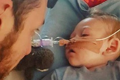 Charlie Gard y su padre / Crédito: Facebook de Charlie Gard #charliesfight