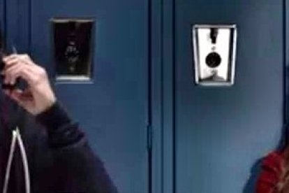 Dylan Minnette y Katherine Langford protagonizan una serie que ha levantado polémica porque puede favorecer el efecto contagio del suicidio adolescente.