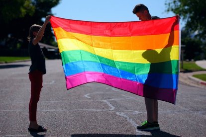 Muchos hijos adoptados por parejas homosexuales se acostumbran a disimular ante sus progenitores la realidad que viven. Foto (contextual): Alexander Grey / Unsplash.