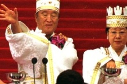 El reverendo Moon -Mesías que ha de triunfar donde Cristo falló, dicen- y su última esposa, en un acto de su grupo... Moon murió en 2012