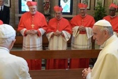 Tras la ceremonia, los nuevos cardenales y el Papa Francisco fueron a visitar a Benedicto XVI