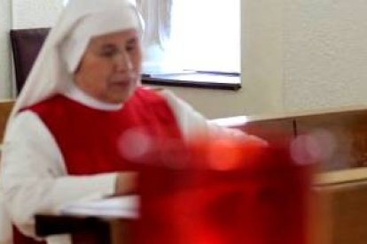 Las Sacramentinas ciegas de Chile, en su oración en la capilla, presentan intenciones que les llegan por Internet