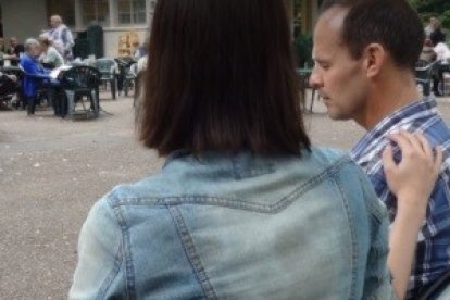 La Silla de Oración se coloca en lugares transitados, la gente se sienta, habla, pide oración y se acerca a Dios