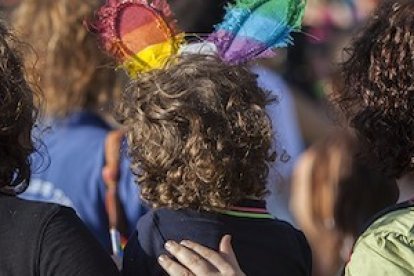 Parejas gays, hijos sin madre; parejas lesbianas, hijos sin padre. ¿Quién gana y quién pierde?