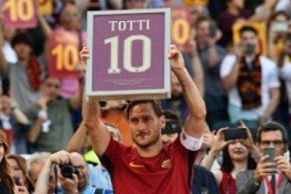 El mundo del fútbol despidió este pasado domingo a Francesco Totti, que no pudo contener las lágrimas de emoción