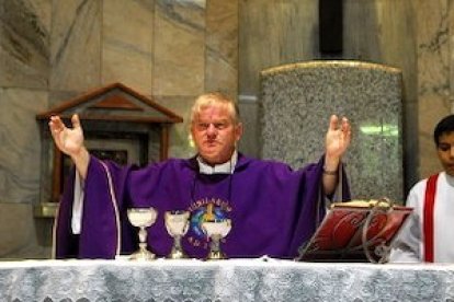 Aldo Trento, celebrando misa en la parroquia de San Rafael de Asunción del Paraguay.