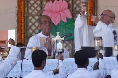El Papa Francisco ordenó en Dacca a 16 nuevos sacerdotes de Bangla Desh... ya son 400 los sacerdotes del país