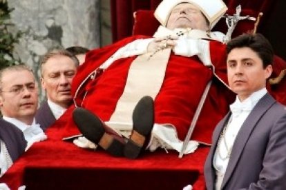 La letanía de los santos durante el funeral hizo pensar a Adrienne en la intercesión de los santos del Cielo