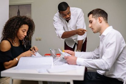 La corrección fraterna nunca debe hacerse en primera instancia ante terceros. Y tiene una doble cara: también hay que saber recibirla. Foto (contextual): Yan Krukau / Pexels.