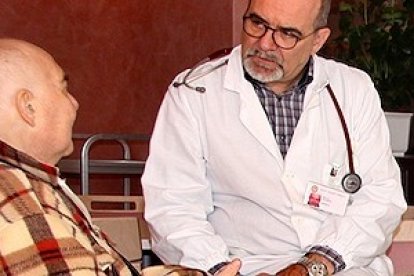 El doctor Claudio Bulla, con un paciente. Este experto en cuidados paliativos advierte contra el uso de la sedación como eutanasia encubierta.