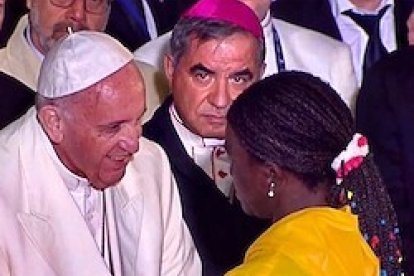 El Papa saludó con afecto a María Cecilia Mosquera, que perdió a sus hijos, incinerados en la masacre de 1998 del ELN en Machuca.