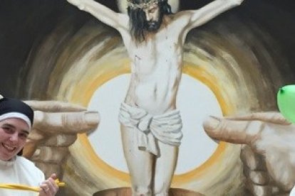 Las dominicas de Lerma posan con algunos objetos que usan en trucos de prestidigitación