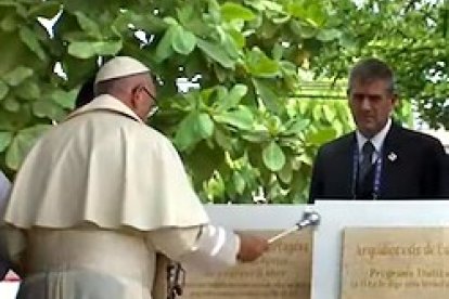 El Papa bendice la primera piedra de las nuevas casas de Talitha Qum, que previene y combate la prostitución infantil.