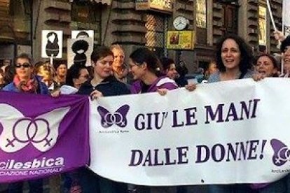 Las lesbianas de Arcilesbica rechazan que los transexuales apoyados por Arcigay se apropien de características femeninas... que ellas rechazan.