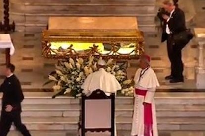 Después del Angelus, Francisco oró unos minutos ante la tumba de San Pedro Claver.