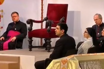 Para permanecer en Cristo hay que tocar su humanidad, contemplar su divinidad y vivir en la alegría, dijo Francisco a los consagrados.