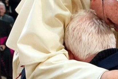 El cardenal Ernest Simoni en noviembre pasado, y dos años antes, cuando su relato hizo llorar a Francisco.