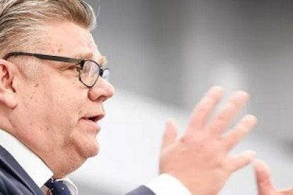 Timo Soini dejó el liderazgo de su partido y ahora es el número dos del gobierno