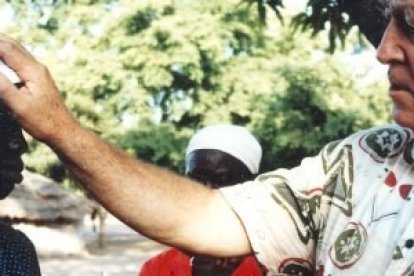 Jack Soulsby bendice a una mujer en Sudán - ha predicado mucho en países africanos