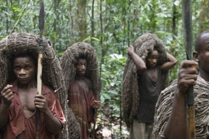 Los pigmeos viven en la jungla entre Congo, Camerún y Gabón y cazan con jabalinas y flechas