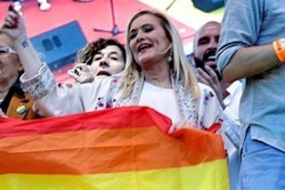 Cristina Cifuentes, presidente de la Comunidad de Madrid, bailando en el estrado presidencial del World Pride gay celebrado en Madrid a principios de este verano.