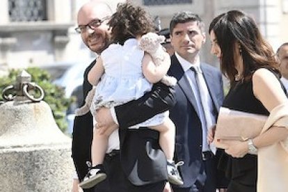 Lorenzo Fontana, con su mujer e hija, camino de tomar posesión de su cargo.