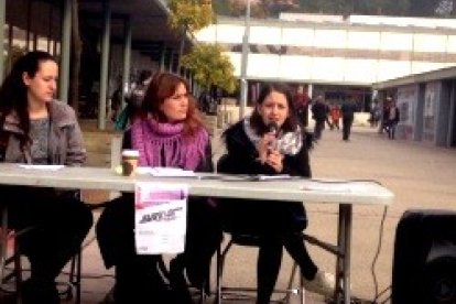 Jóvenes feministas en la UAB - en la calle hace frío, mejor sacarse un título de ideología de género