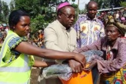 El obispo de la pobrísima Goma, Theophile Kaboy, con personal de Cáritas