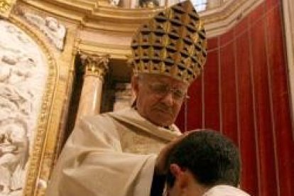 El obispo de Zamora, España, ordena un nuevo sacerdote - su relación no es laboral, dice la ley