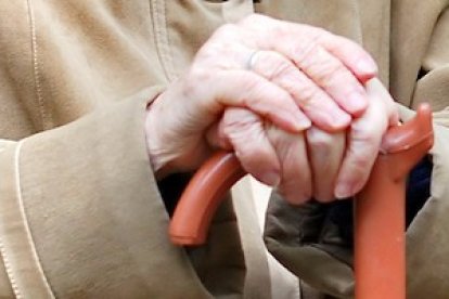 La necesidad de un bastón para caminar, incluso antes de la edad de 75 años que planteaba la primitiva norma holandesa no aprobada, bastará ahora para legitimar la eutanasia.