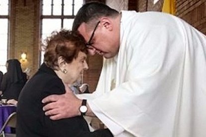 Louise, de 91 años, emocionada ante su hijo sacerdote: rezó por su conversión durante veinticinco años.