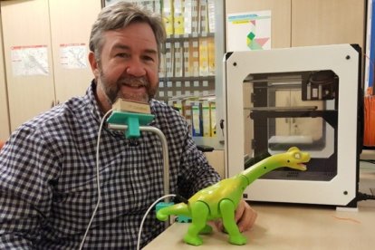 Miguel Ángel Valero, el Piraña en Verano Azul, con un pulsador para niños con parálisis