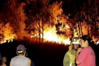 El incendio de Ponte Caldelas cercó la población y causó grandes daños
