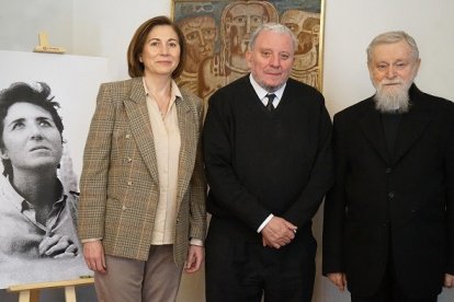 María Ascensión Romero, Kiko Argüello y el padre Mario Pezzi, equipo responsable internacional del Camino Neocatecumenal, junto a una imagen de Carmen Hernández