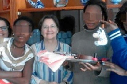 Algunas de las adoratrices, con las jóvenes nigerianas liberadas y que ahora viven en un hogar de las religiosas