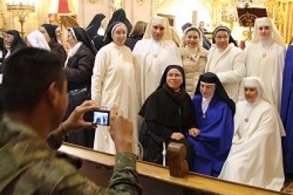 Un legionario fotografía a un grupo de monjas de clausura de distintas congregaciones
