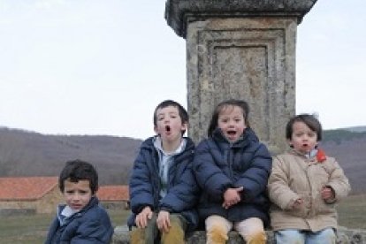 Lucía, segunda por la derecha tiene síndrome de Down. Y su madre defiende en ABC la educación especial