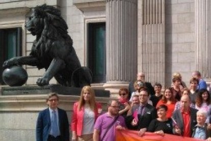 Activistas LGTB en el Congreso de los Diputados... pero su ideología no es la de toda la sociedad
