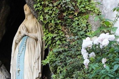 En Lourdes la Virgen dijo a Bernadette: "Yo soy la Inmaculada Concepción"