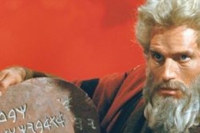 Moisés con las Tablas de la Ley en la película clásica Los 10 Mandamientos