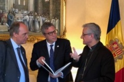 El arzobispo Joan-Enric Vives con los representantes de San Egidio