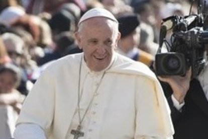 El Papa Francisco llega a la Plaza de San Pedro para la catequesis del miércoles