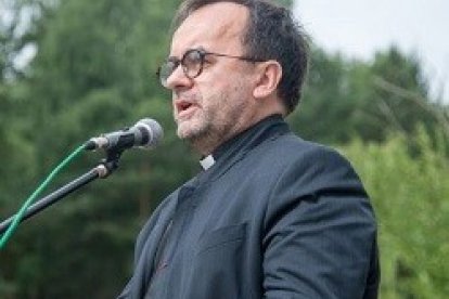 Este sacerdote francés lleva dos décadas mostrando las horribles pruebas del Holocausto del pasado y del presente