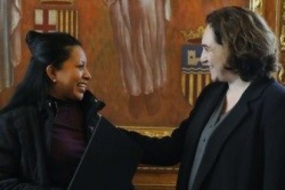 Teodora Vasquez es un peón de los lobbies abortistas, aquí con la alcaldesa Colau, de Barcelona