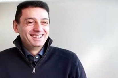 Luca di Tolve explica las raíces de su atracción por el mismo sexo: vivió una vida gay durante años, y hoy está casado con Teresa y tiene una hija.